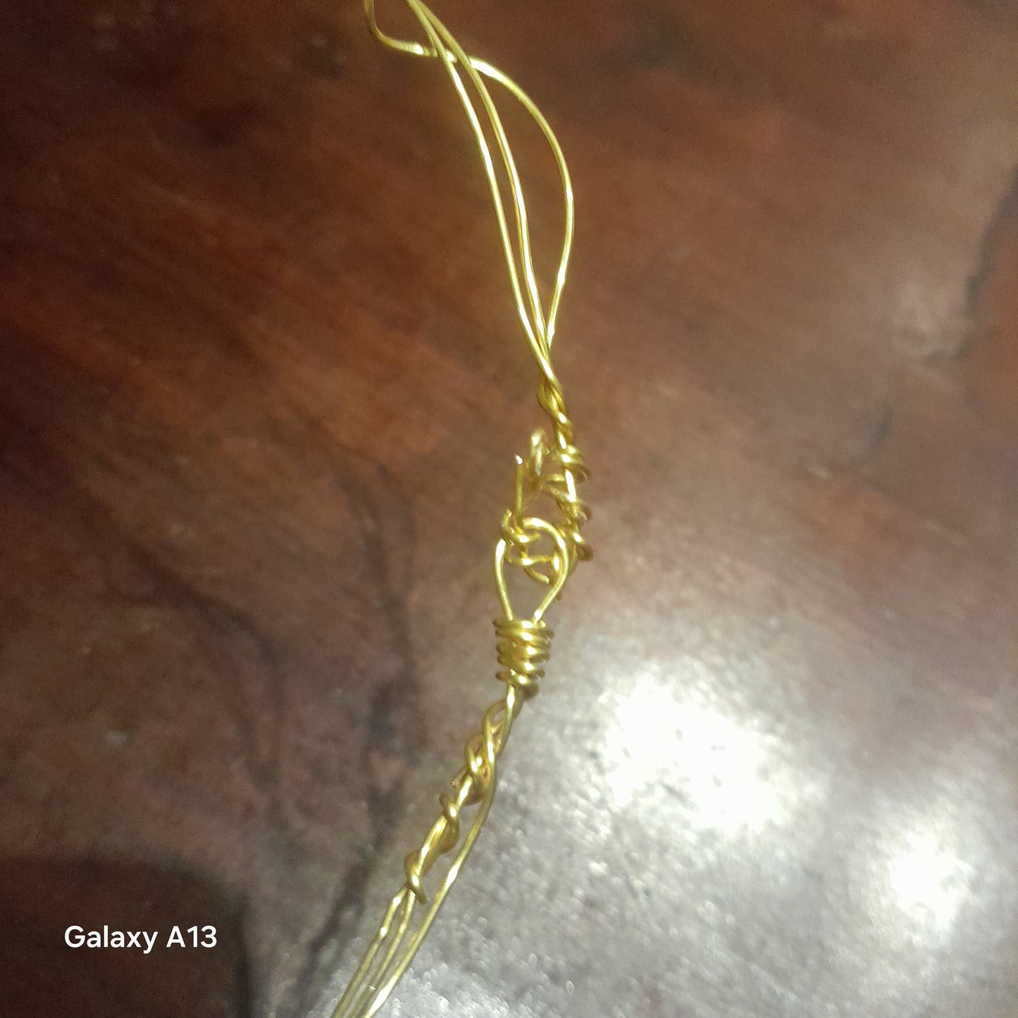 Collana in filo di rame dorato e terracotta smaltata