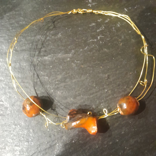 Collana in filo di rame dorato e terracotta smaltata