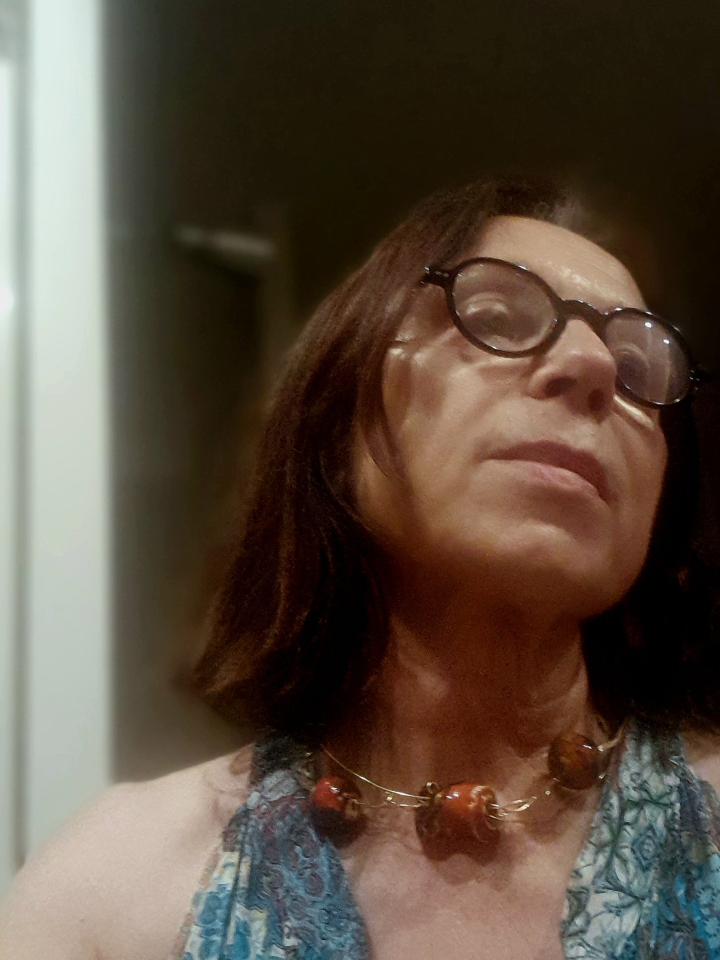 Collana in filo di rame dorato e terracotta smaltata