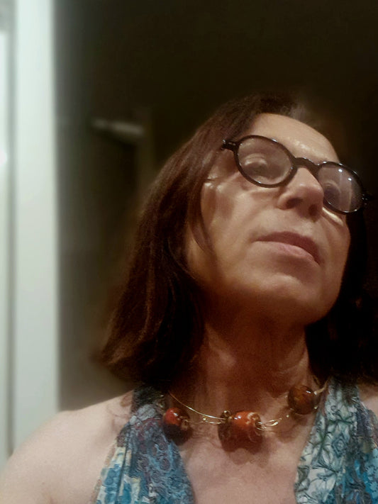 Collana in filo di rame dorato e terracotta smaltata